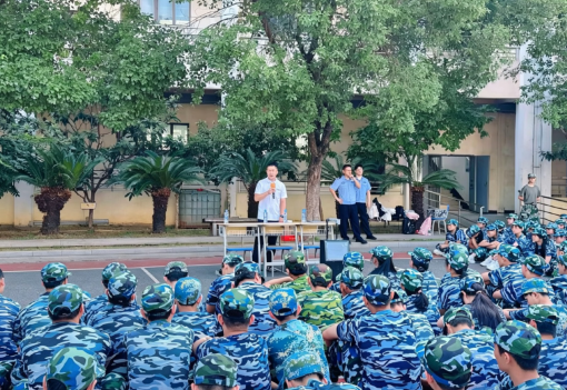 南昌农商银行赣江支行与青山路派出所在江西省化学工业高级技工学校宣讲。