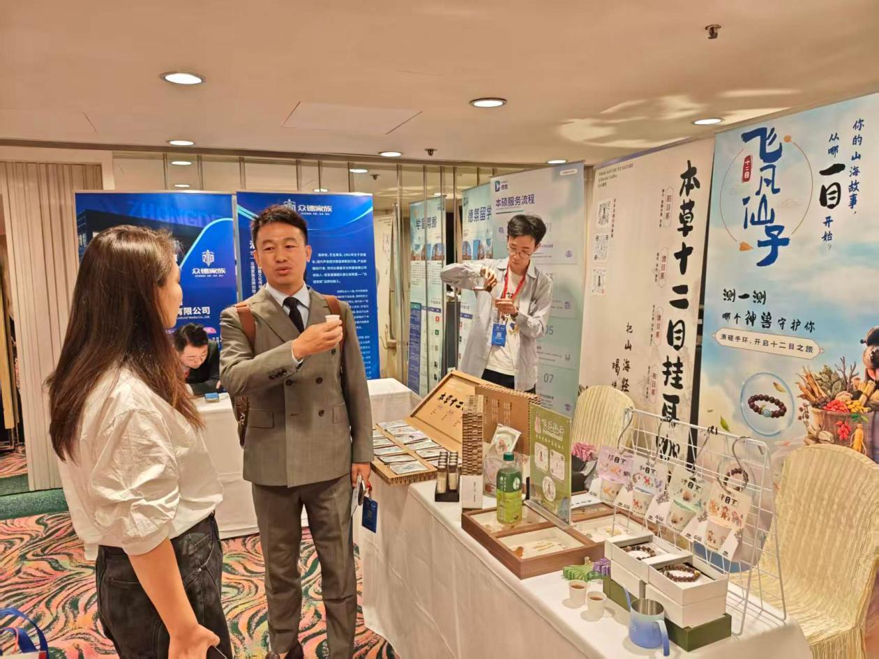 参会者在飞凡仙子展位了解产品并交流体验