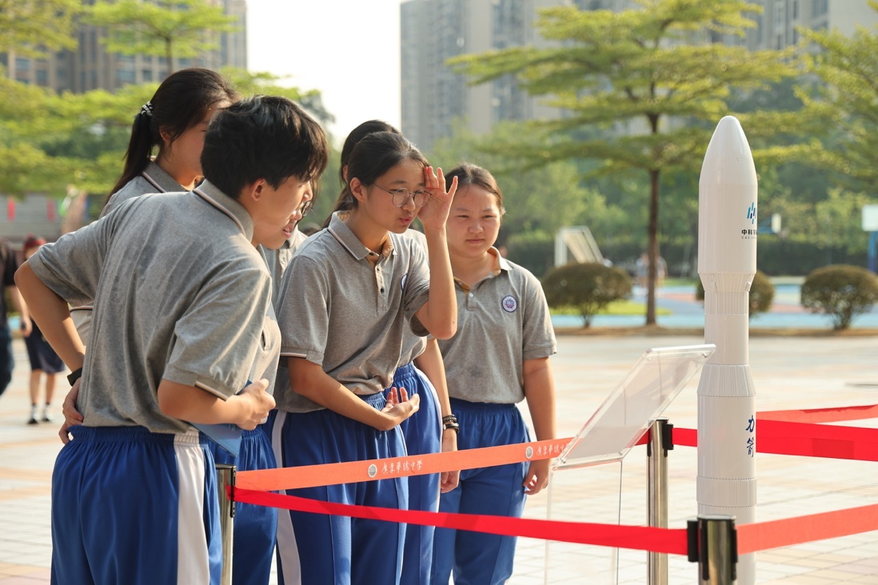 图:学生参观航空航天科普展区
