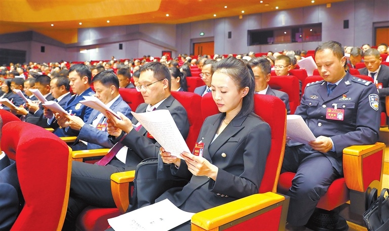 赣州：认真听取报告（图）