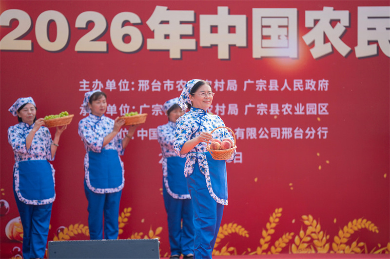 9月23日,广宗县农民在展示当地特色农产品。