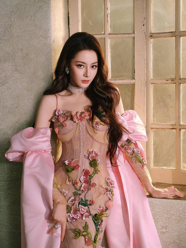 迪丽热巴穿粉裙身姿曼妙似花仙子