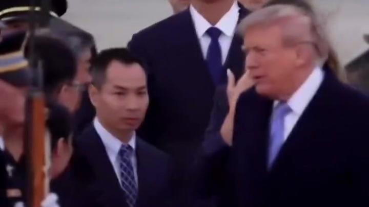 特朗普与中方随行人员握手，特意脱下黑色皮手套，结束后才重新戴回