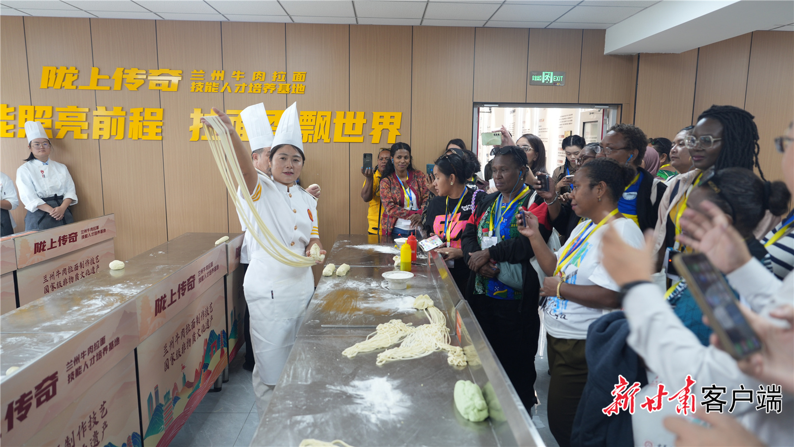 学员们观摩兰州拉面制作技艺