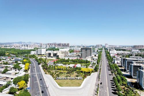 石家庄强化龙头企业引领带动,聚力培育壮大生物医药、新一代电子信息等5个千亿级产业集群。图为近日拍摄的石家庄电子信息产业园。本报记者 史晟全摄