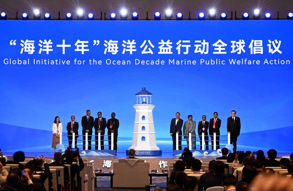 9月17日，嘉宾共同启动“海洋十年”海洋公益行动全球倡议灯塔。新华社记者李紫恒 摄