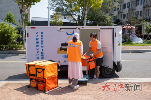 共青城市首辆无人外卖配送车投入运营。