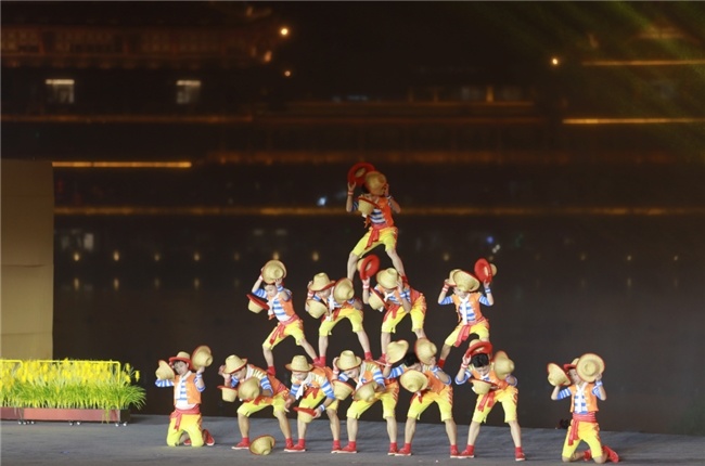 2026年四川省“万人赏月诵中秋”集中展演主会场活动在眉山东坡举行
