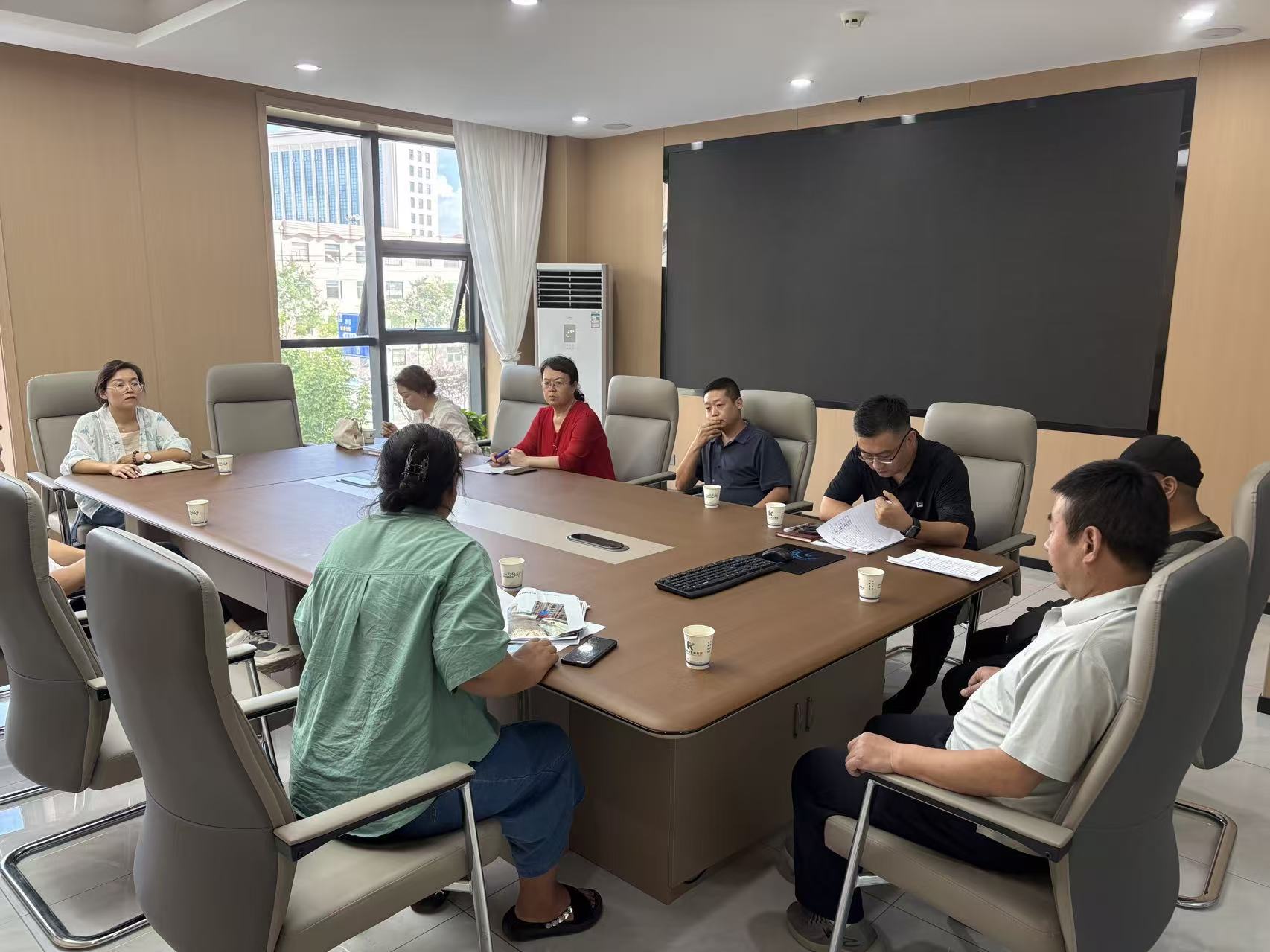 社区联合区住建局、街道、天麟物业,在区综治中心调解物业纠纷.jpg