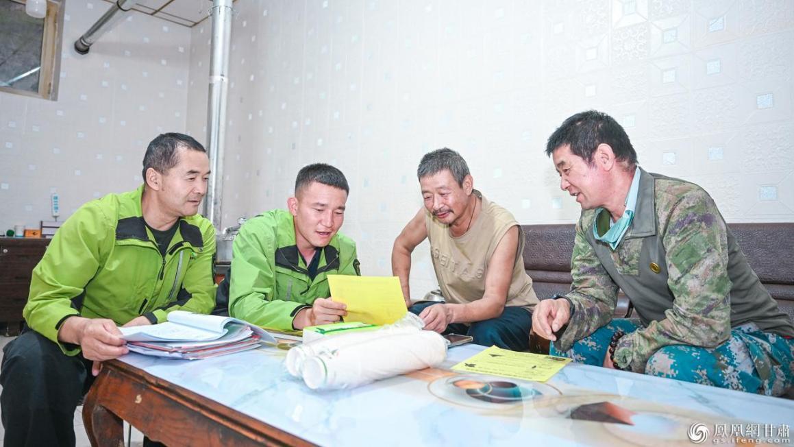 丁尚涛（左二）发挥擅长裕固族语言的优势，入户向牧民宣讲生态保护知识。李德宇　摄