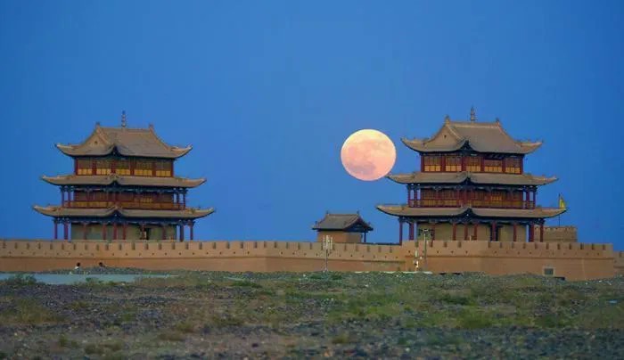 “超级月亮”现身雄关夜空