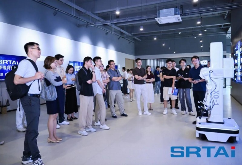 现场嘉宾与导览机器人小睿实时语音互动