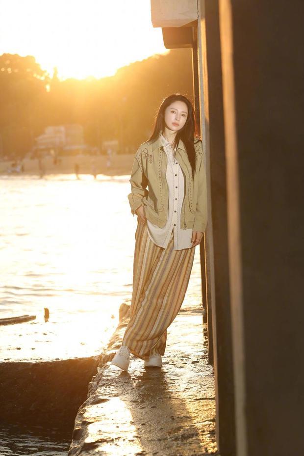董璇鼓浪屿海边拍大片 落日相伴尽显温柔