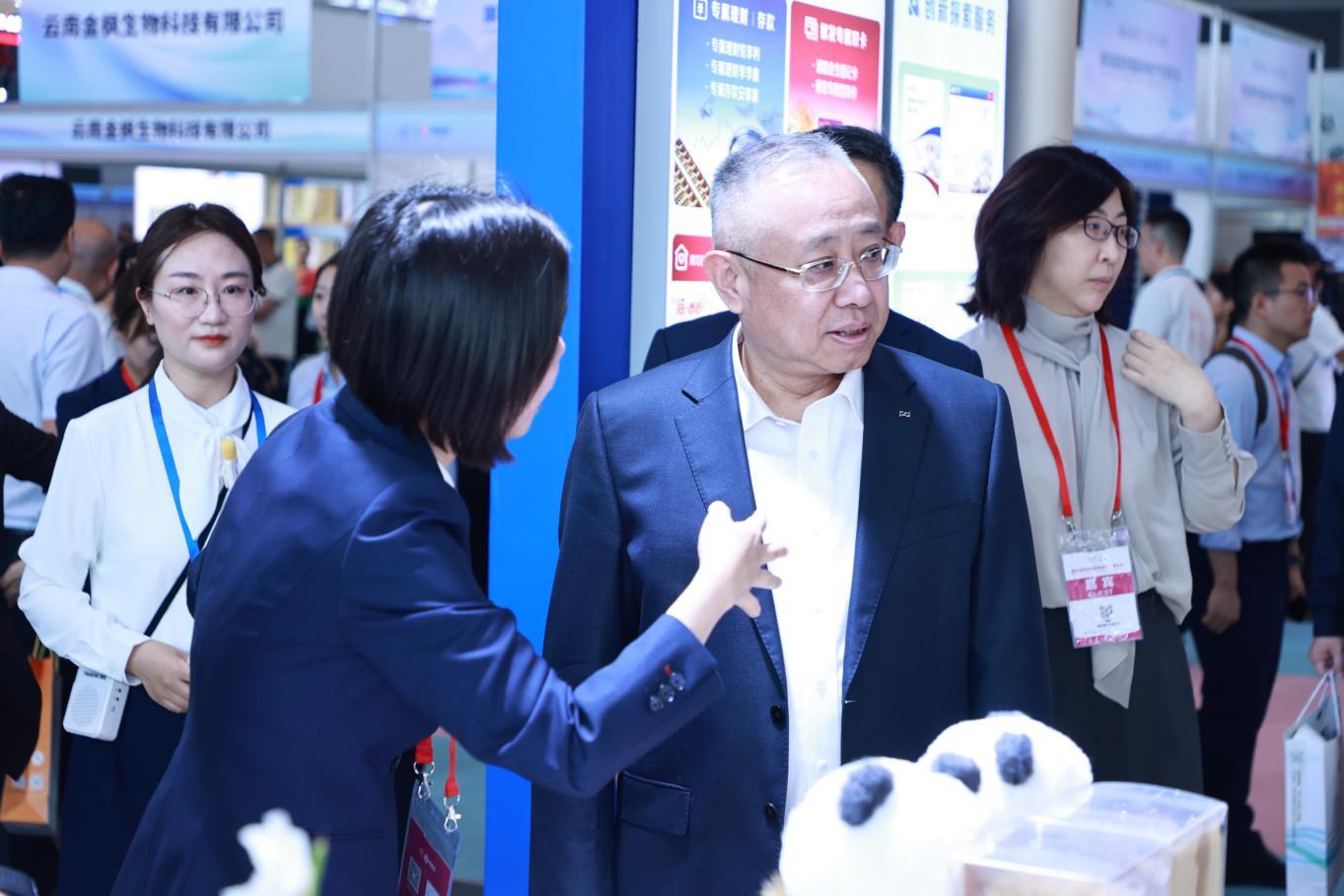 浦发银行党委委员、副行长、上海国际信托有限公司董事长崔炳文(右二)调研浦发银行展台