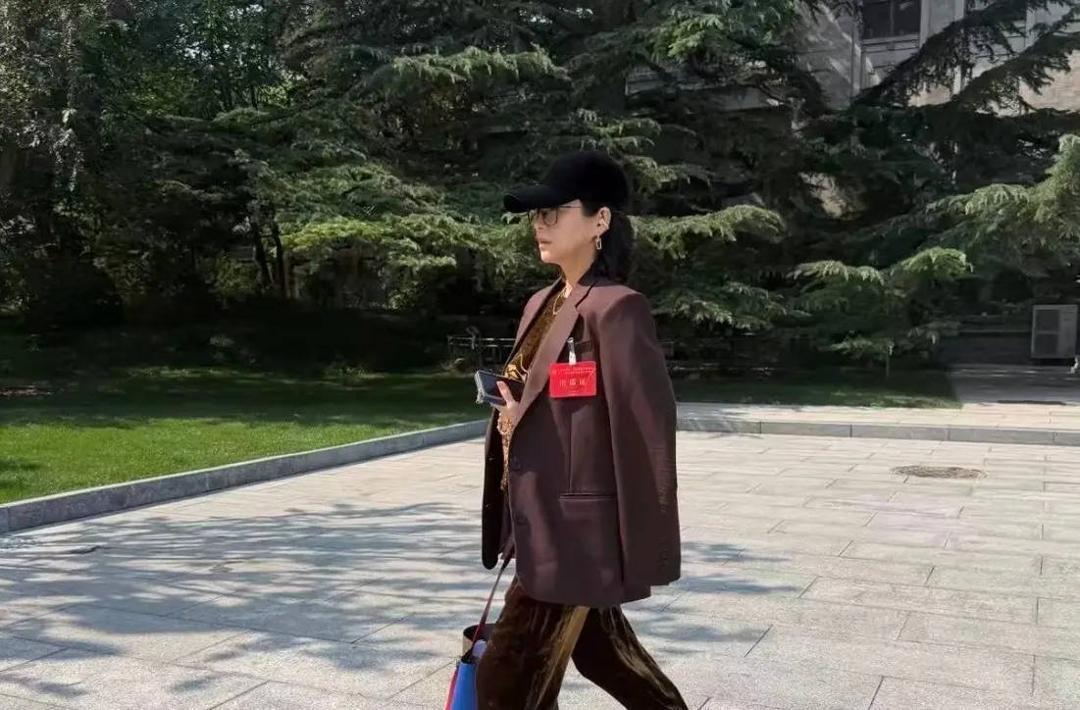 章子怡友谊宾馆被偶遇 披西装外套气质在线