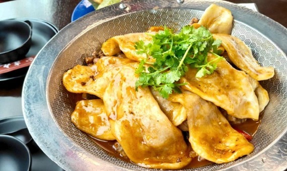 地锅鸡干扣面征服越南食客，安徽男子在越南开中餐馆火了