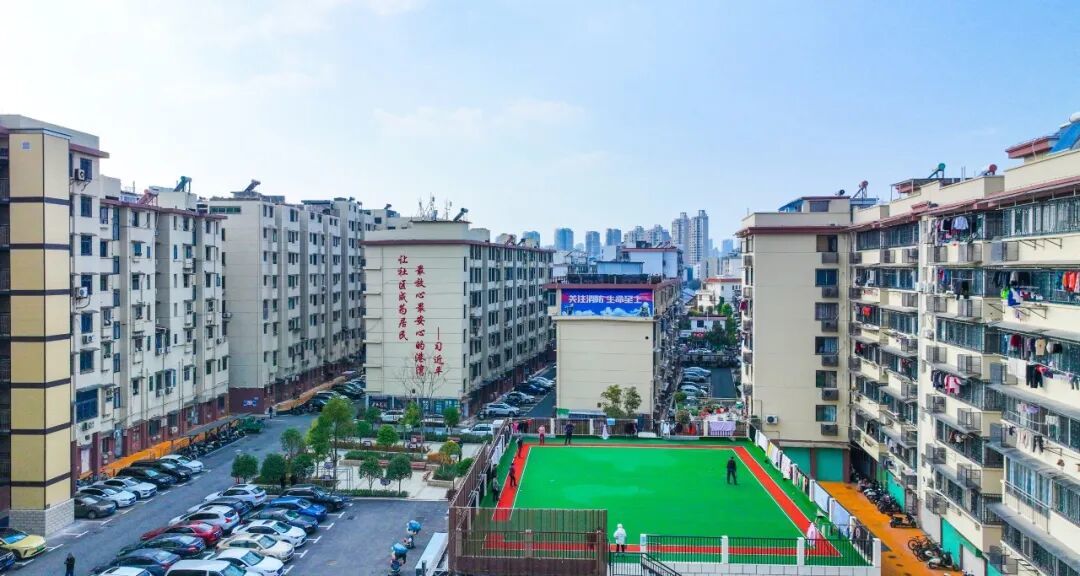 章贡区解放街道洪城巷社区,通过老旧小区改造,人居环境得到显著提升,社区面貌焕然一新。记者刘青 特约记者胡江涛 摄