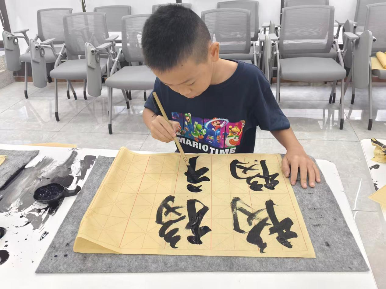 笔尖上的“国潮”,劳动社区开展儿童毛笔书法体验课!