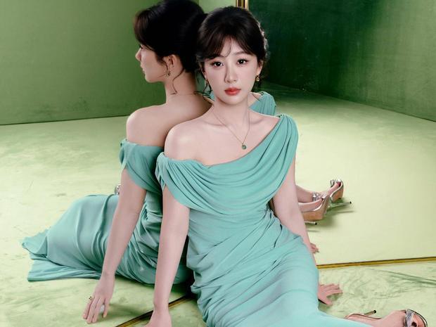 杨紫穿浅绿抹胸裙秀曼妙身姿