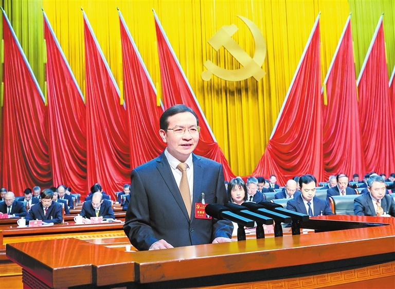 黄喜忠同志代表中国共产党赣州市第六届委员会向大会作报告。 记者邹忠辉 摄