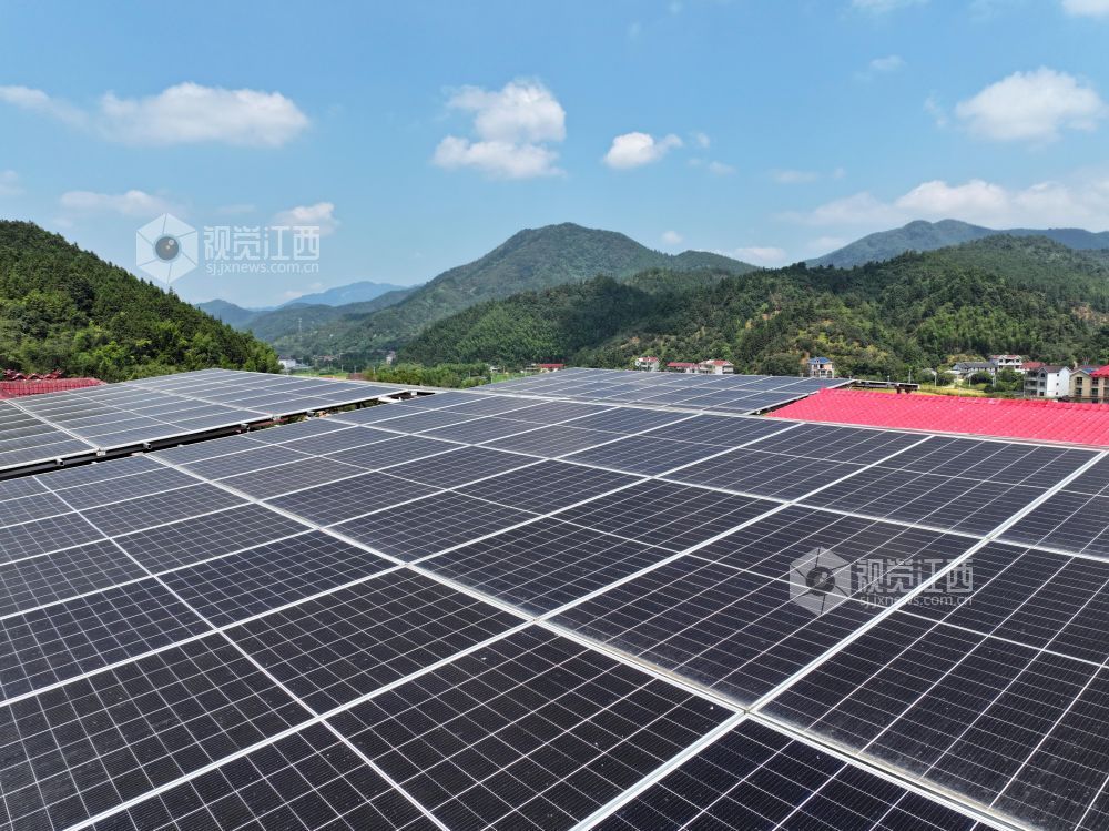 2026年9月20日,江西省吉安市泰和县小龙镇瑶岭村,农房屋顶光伏发电站为乡村振兴提供源源不断的清洁电能。