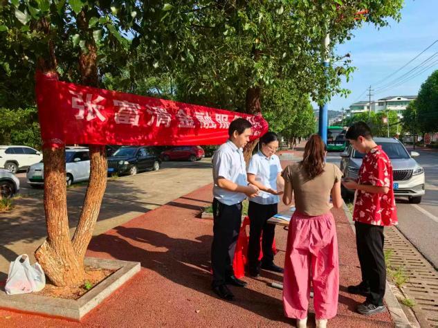 工作人员解答师生提出的问题(邱缪琛 摄)