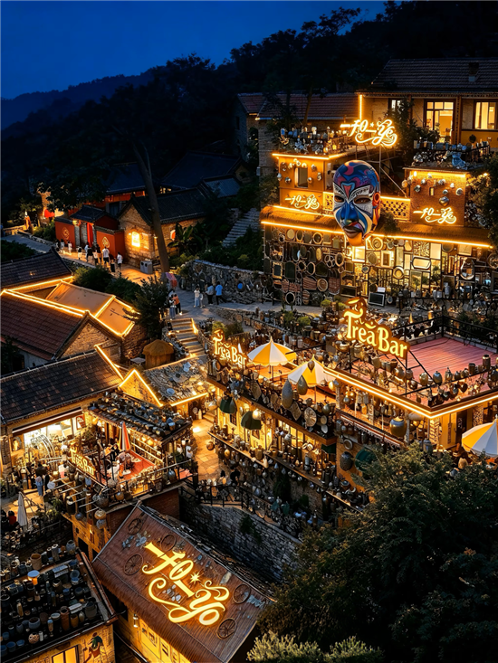 红叶柿岩“一千零一夜”夜游成为网红打卡地。