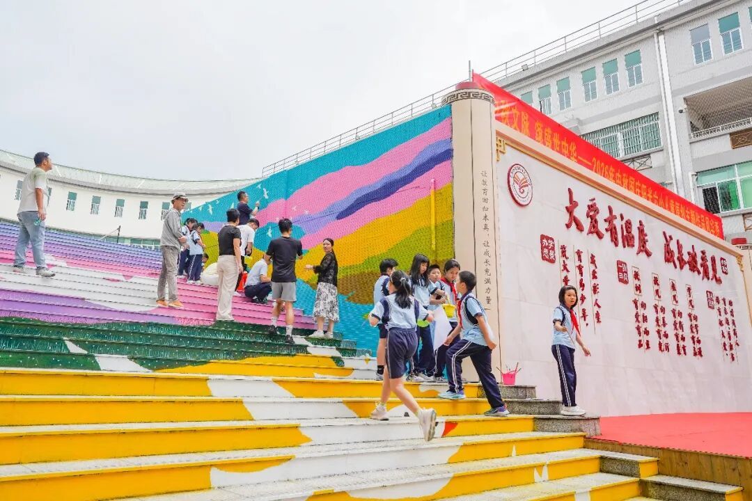 楼梯文化彩绘（罗伟良/摄）