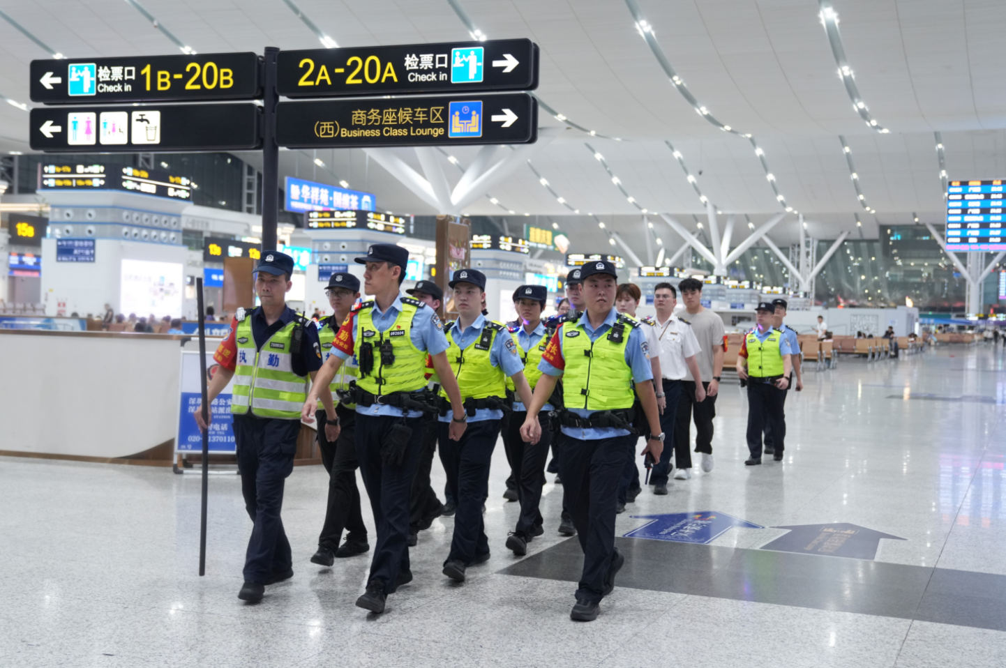 预计单日发送旅客41.3万人次创新高,深圳北站再现“人从众”景象