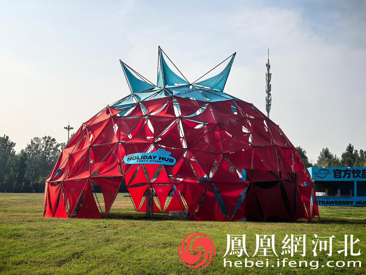带有“HOLIDAY HUB”标识的特色功能区亮相草坪。