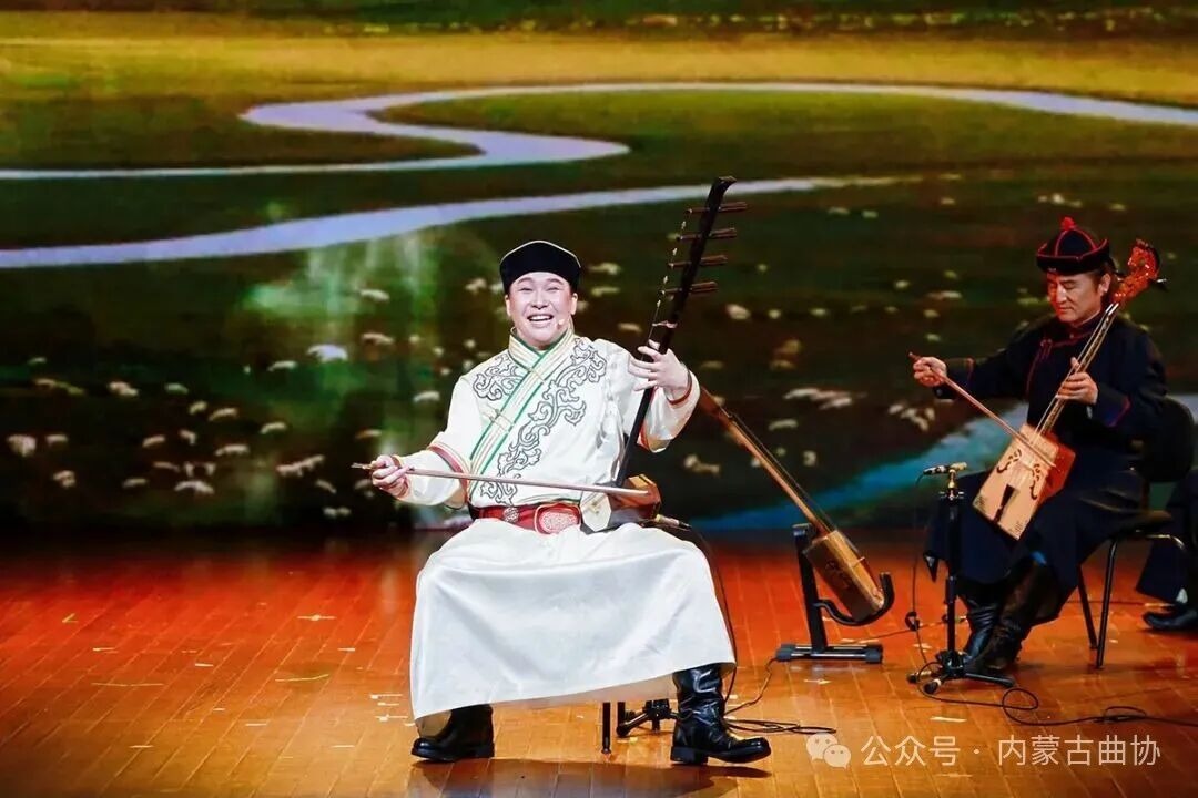 青年演员李格根株格荣获中国曲艺牡丹奖新人奖