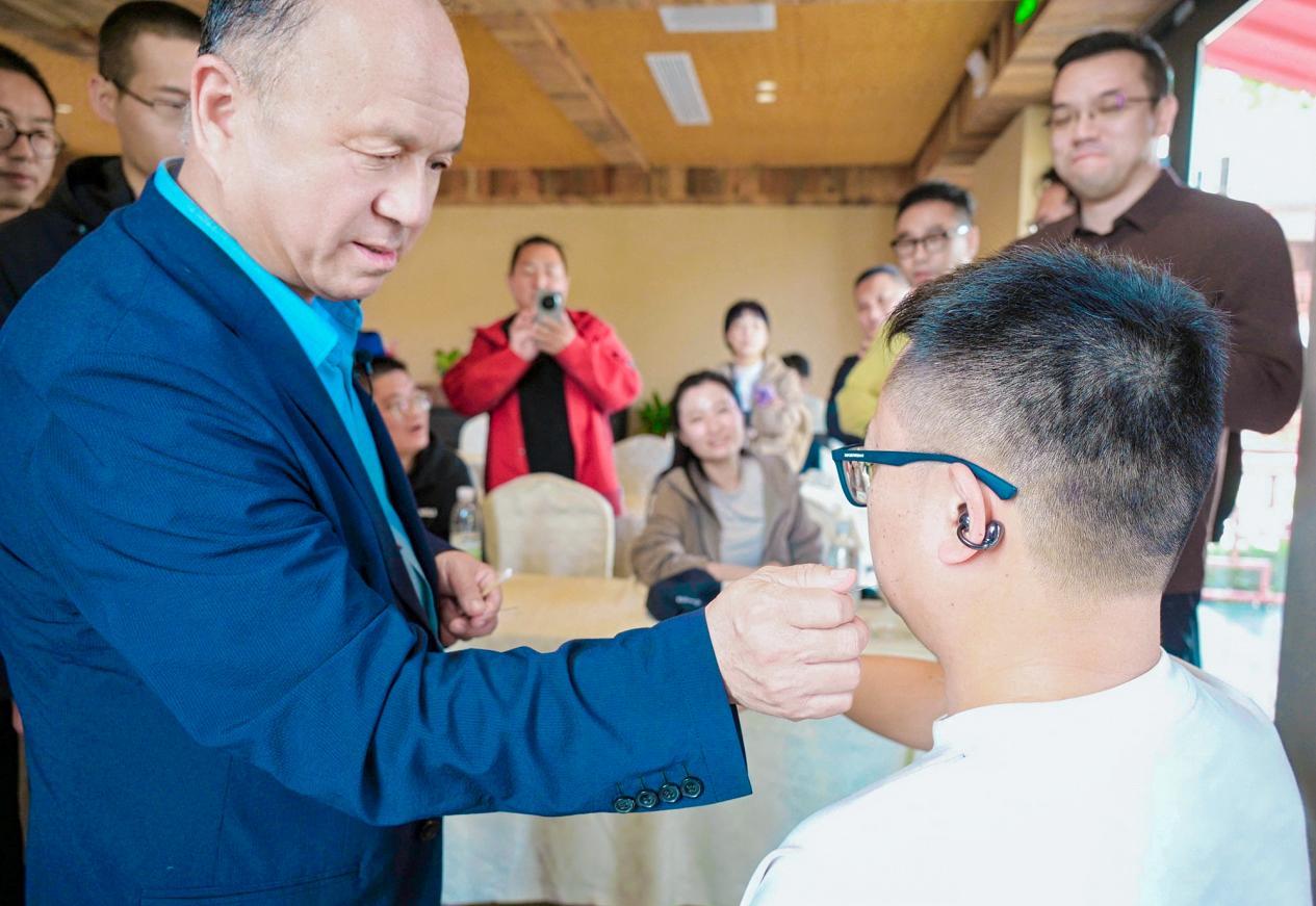 甘肃省名中医刘君奇亮绝技,学员现场体验皇甫谧非遗针灸。朱文玮 摄