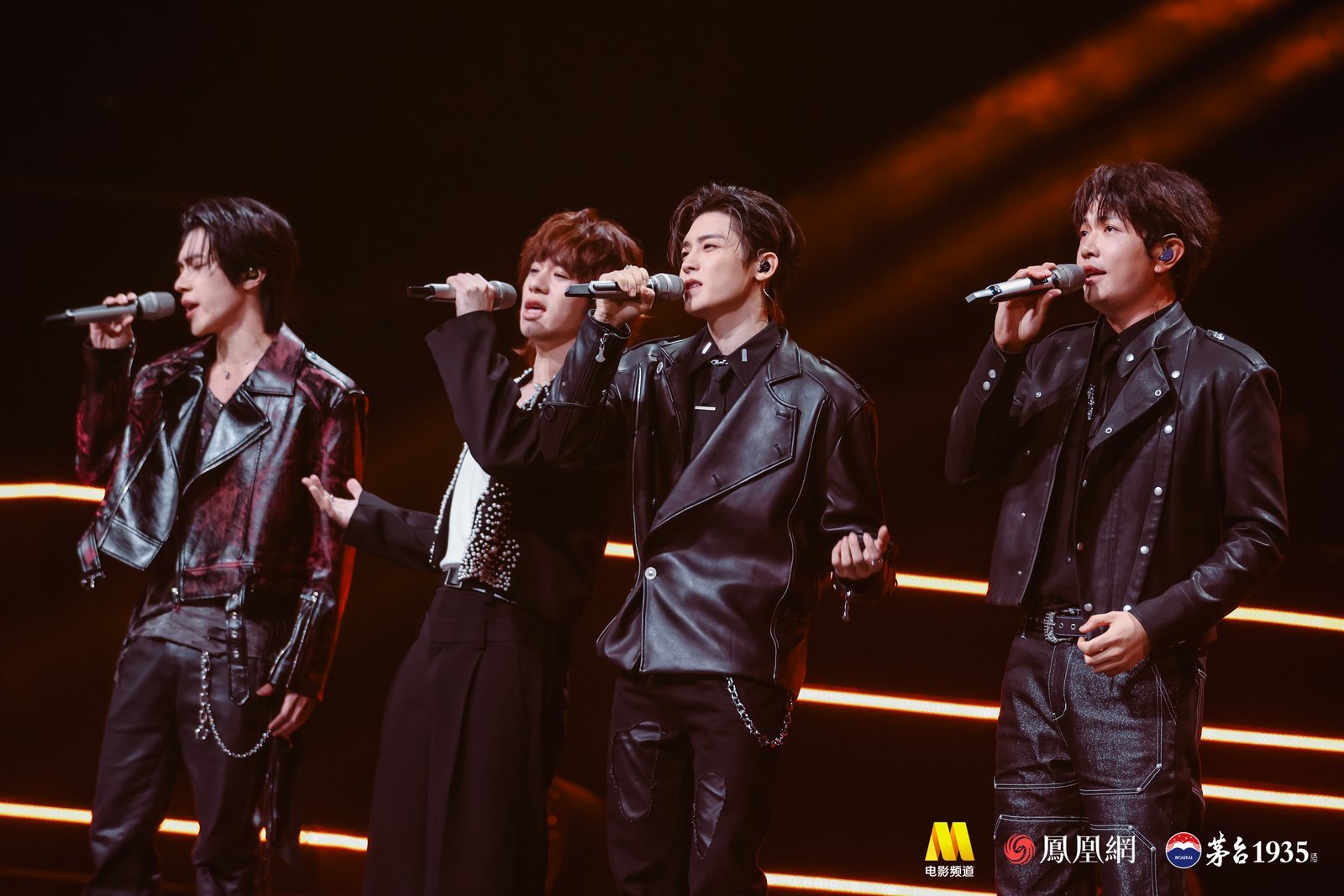 侯明昊、曾比特、黄冠亨、颜人中合唱劲曲《黄种人》