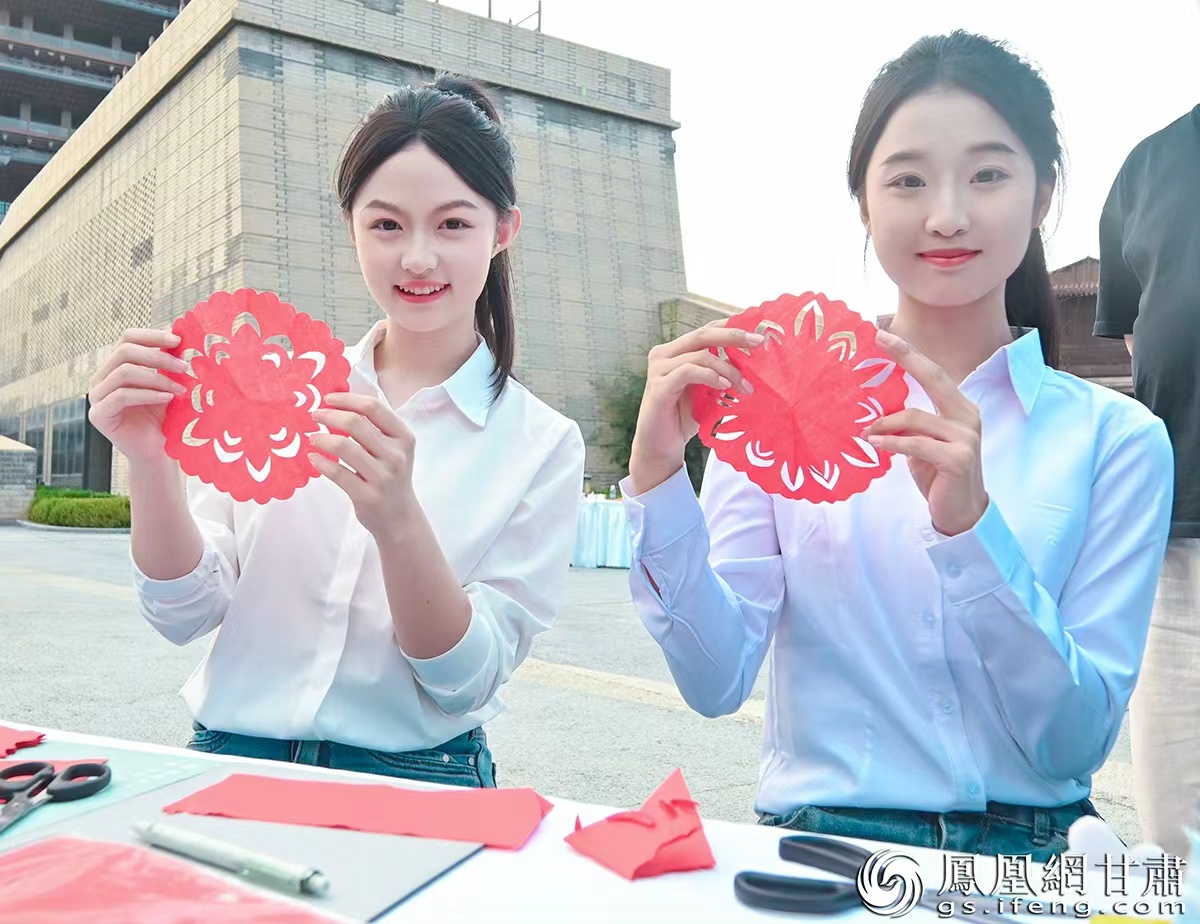 大学生参加新时代文明实践主题活动,体验民俗剪纸。
