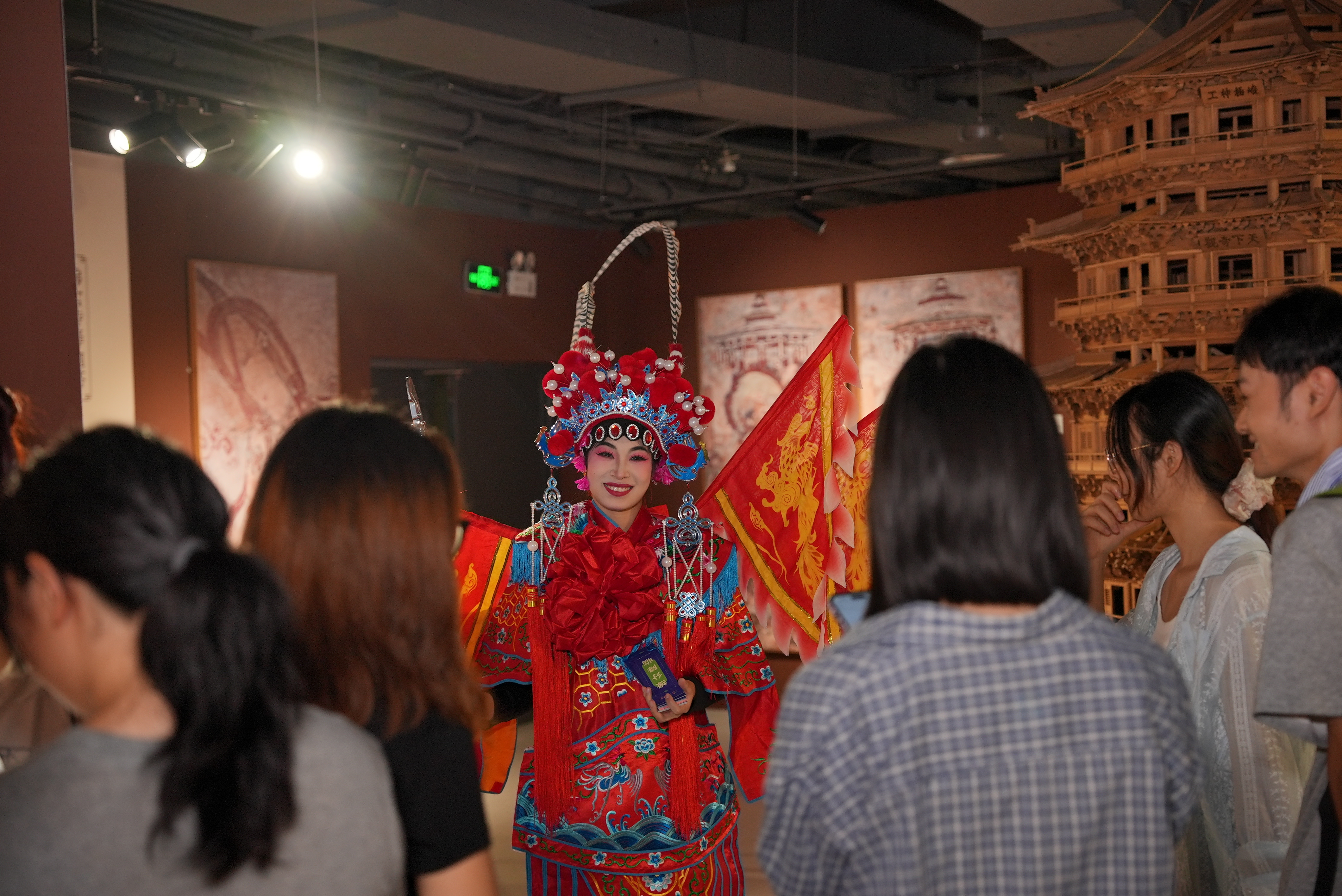 “穆桂英”与现场观众互动