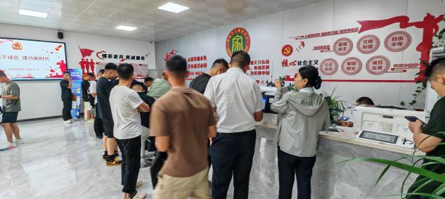 建行抚州乐安支行客户经理黄兰金为客户为退役军人讲解金融知识(易云凯 摄)