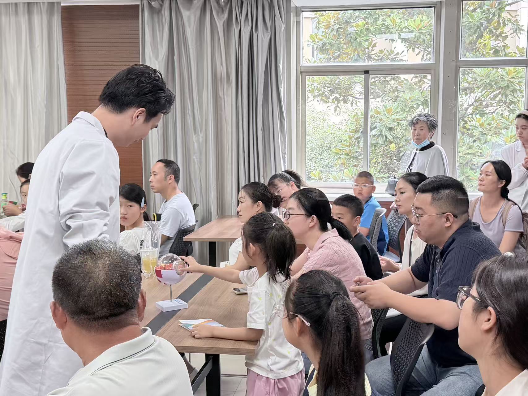 李佳骏博士借助眼球模型为小朋友讲解