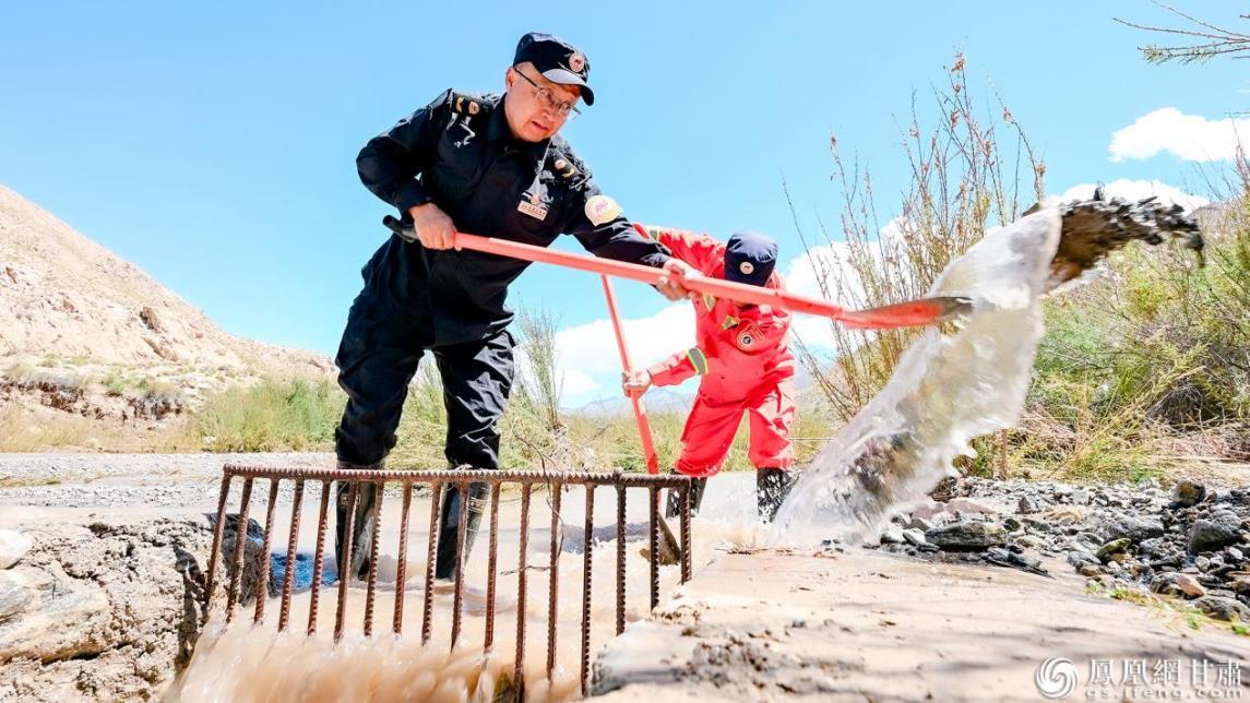 大雨过后，胡阿提（前排）和同事及时清理蓄水池确保保护站水源安全。