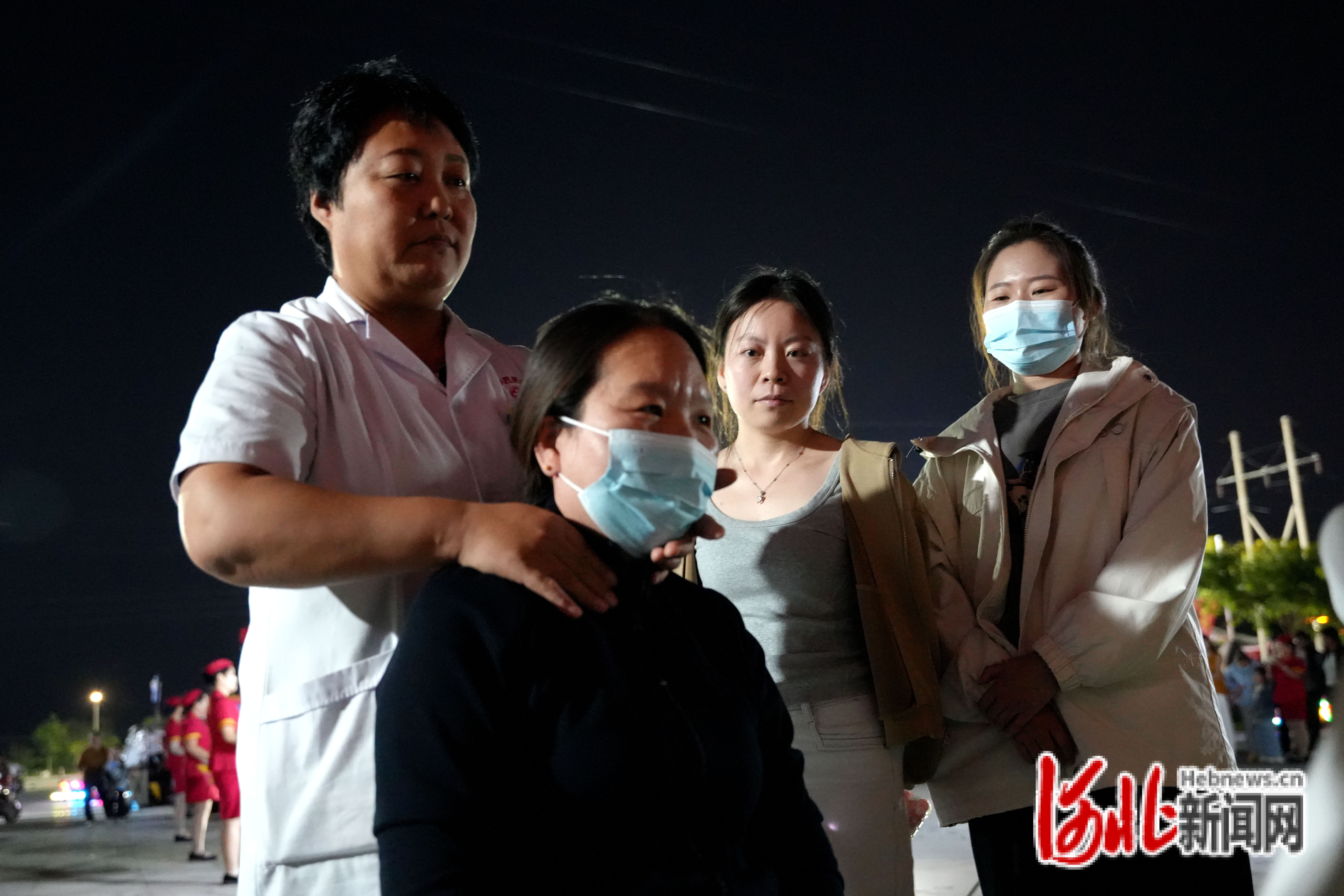 9月15日,河北省邢台市隆尧县园博园广场,医务人员正在为现场群众进行推拿。王雪摄