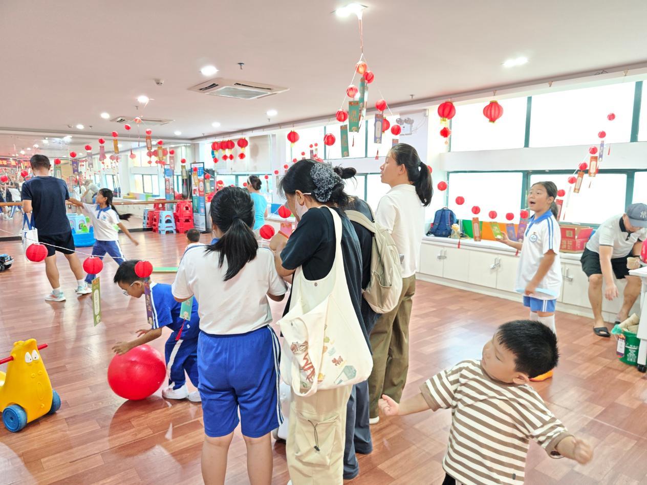 “月圆人团圆,志愿一家亲”——蚝业社区中秋志愿亲子游园活动温馨举行