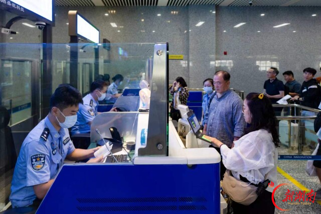 （张家界荷花国际机场口岸，旅客正在通关。通讯员 摄）
