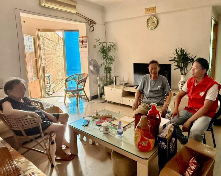 月圆中秋寄温情——西乡街道流塘社区走访慰问退役老兵