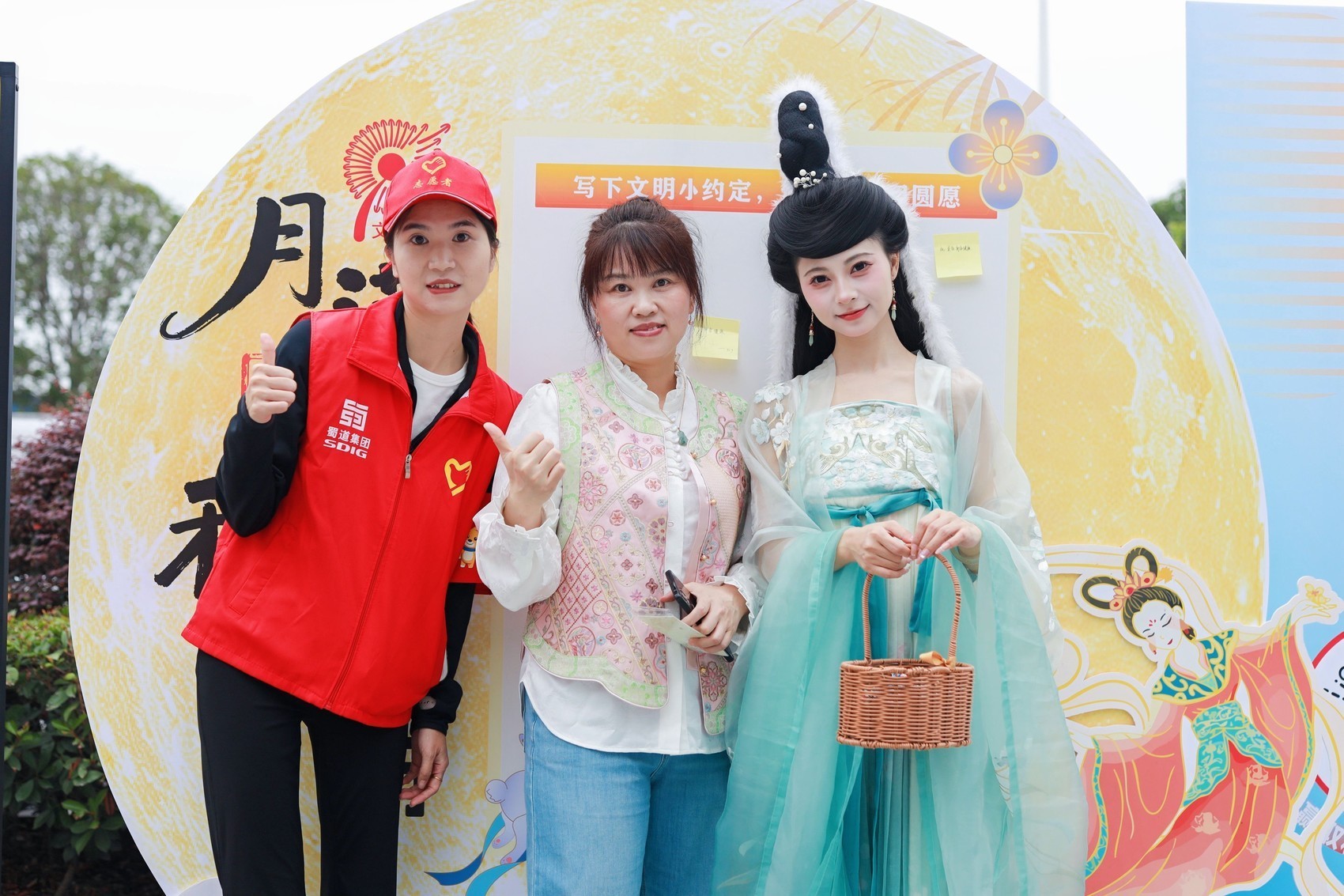 活动现场,邀请大家“写下文明小约定,许下中秋团圆愿”。