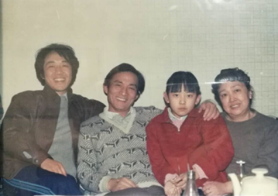1991年,作者在游本昌老师家里与他和家人合影