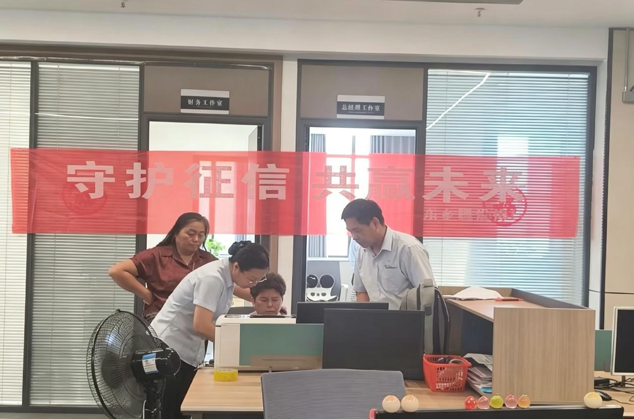 工作人员向财务人员讲解征信(邱缪琛 摄)