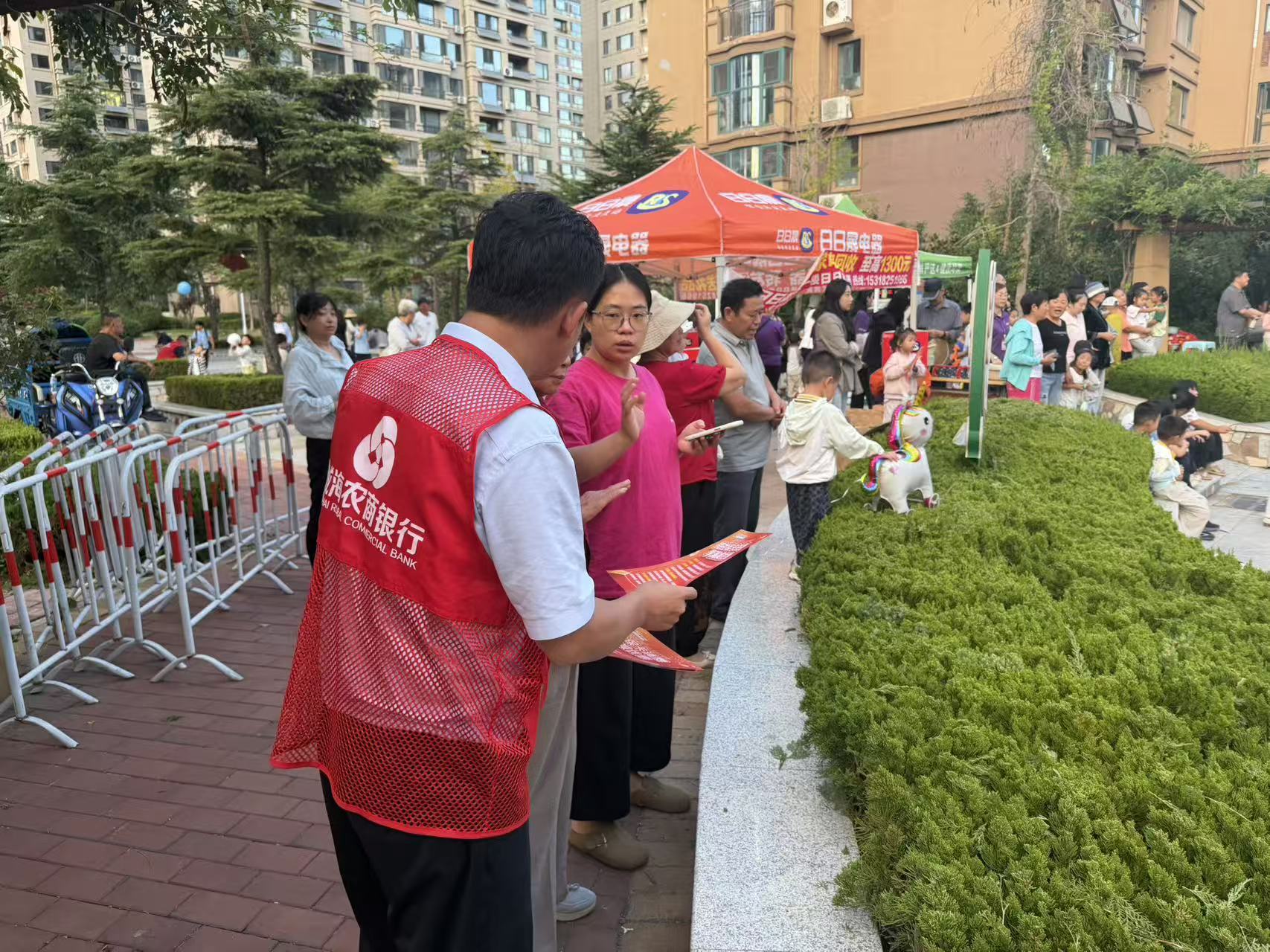 金融标准惠民生 便民服务暖人心—威海农商银行开展“金融标准 为民利企”主题活动