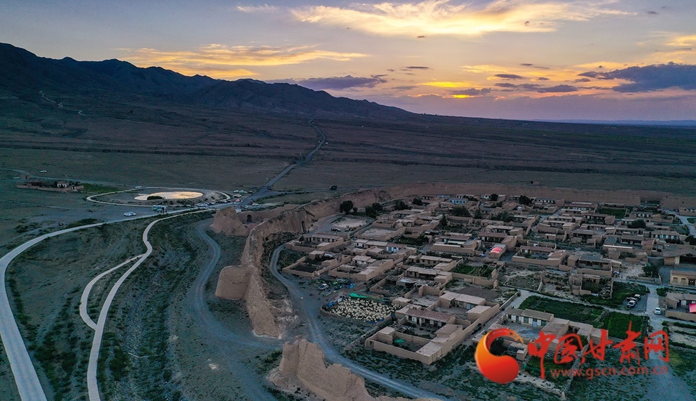 残损的土墙环抱着连片的土屋,夕阳从地平线沉下,龟城里藏着最原生态的西北烟火。