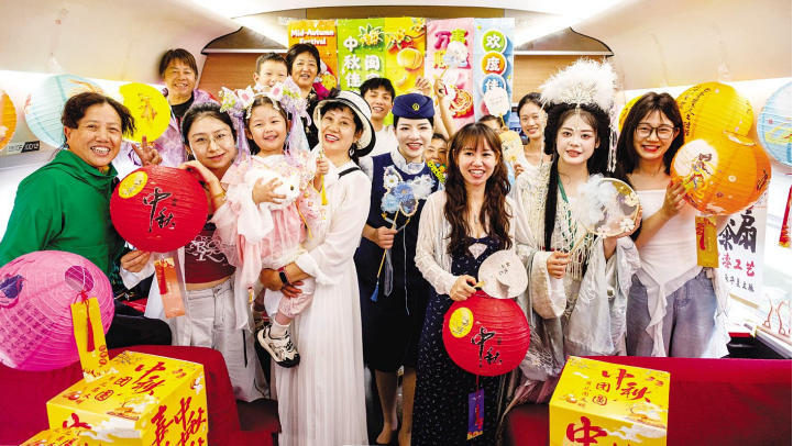 南昌：月满旅途 情满中秋（图）