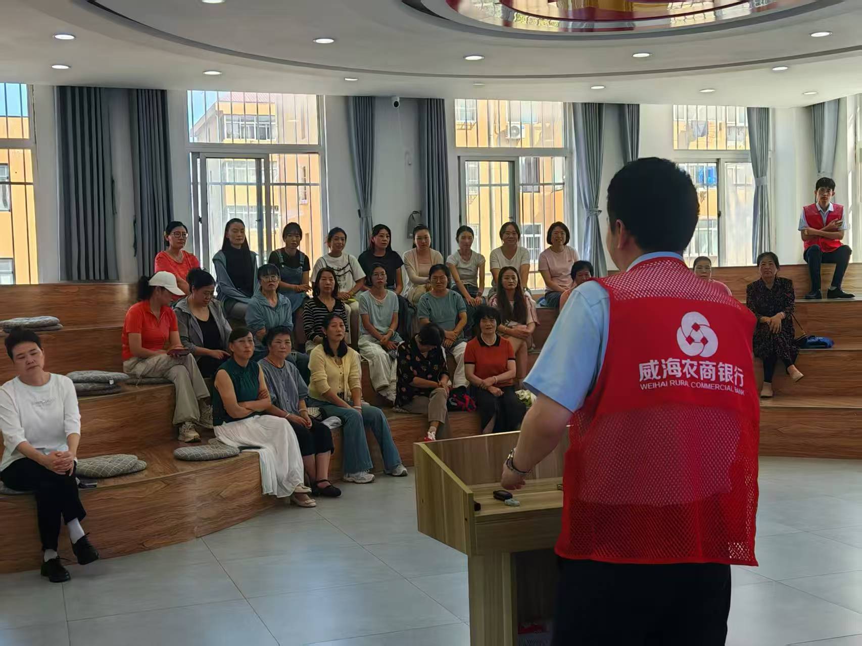 金融标准惠民生 便民服务暖人心—威海农商银行开展“金融标准 为民利企”主题活动