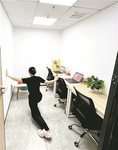 上班族趁着工作间隙舒展活动